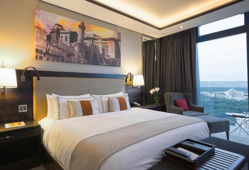 اتاق دلوکس با تخت کینگ و چشمانداز شهر, Fairmont Baku Flame Towers