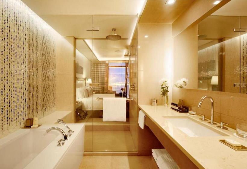 اتاق لوکس با تخت بزرگ, Fairmont Baku Flame Towers