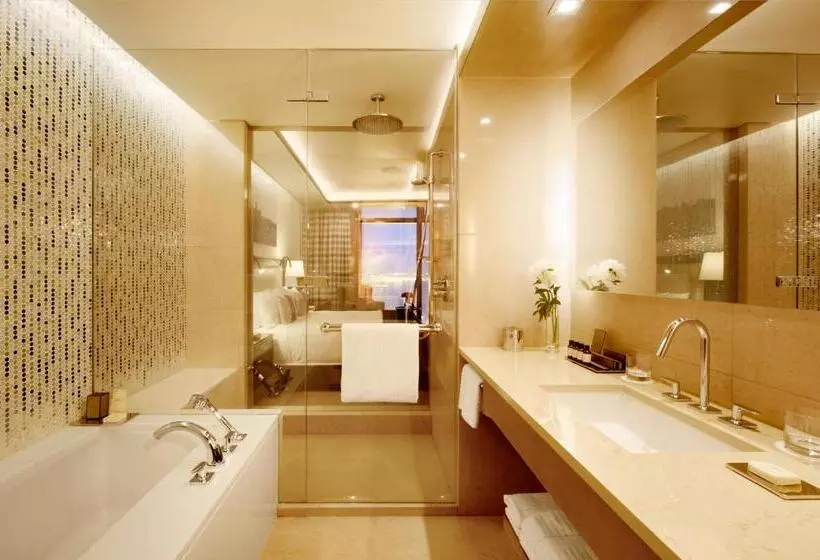 اتاق لوکس با تخت بزرگ, Fairmont Baku  Flame Towers