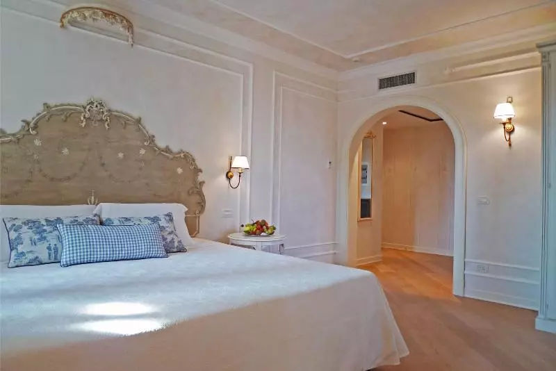 اتاق لوکس با چشم‌انداز شهر, Fairmont Baku  Flame Towers