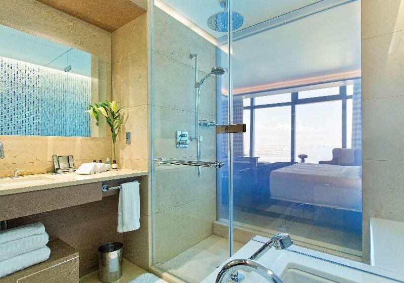 اتاق لوکس با تخت بزرگ, Fairmont Baku Flame Towers