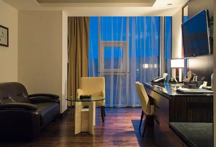 سوییت, International Hotel Sayen
