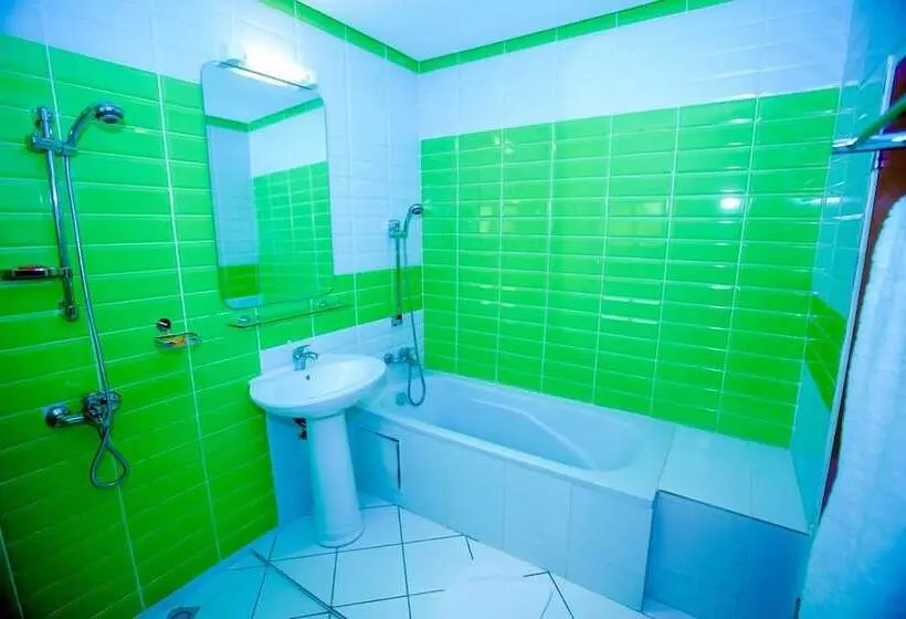 اتاق رمانتیک, Complexe Hôtelier Akparo