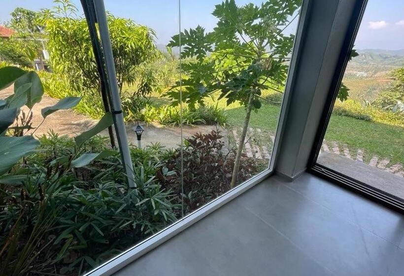 اتاق استاندارد با چشم‌انداز باغ, Antharyamin