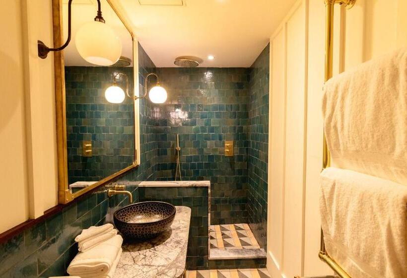 标准间, The Dean Galway