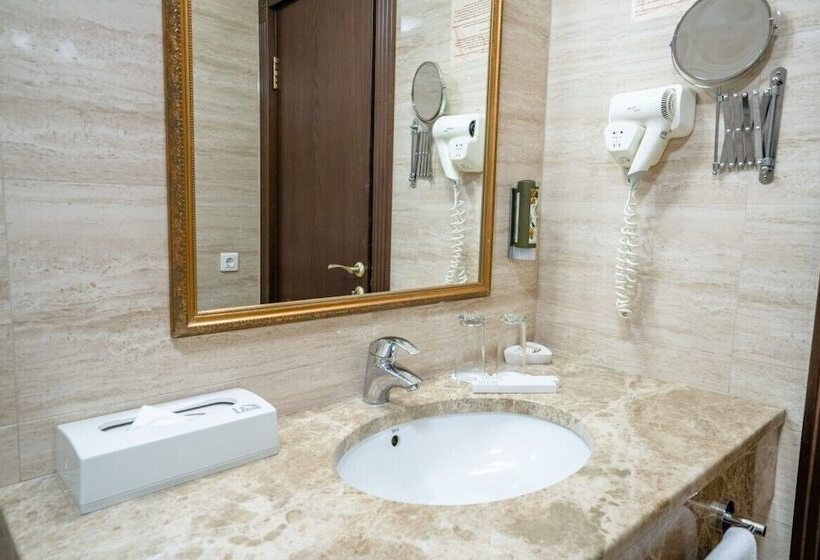 חדר ביזנס, Attache