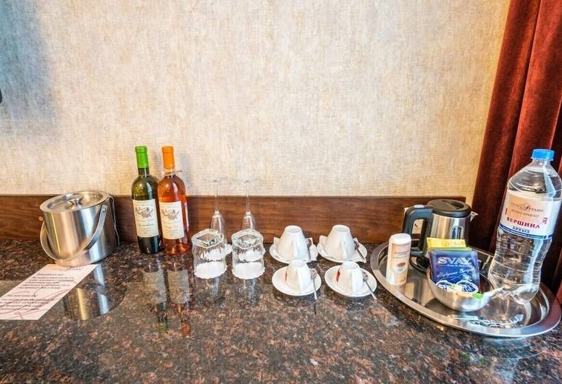 חדר ביזנס, Attache