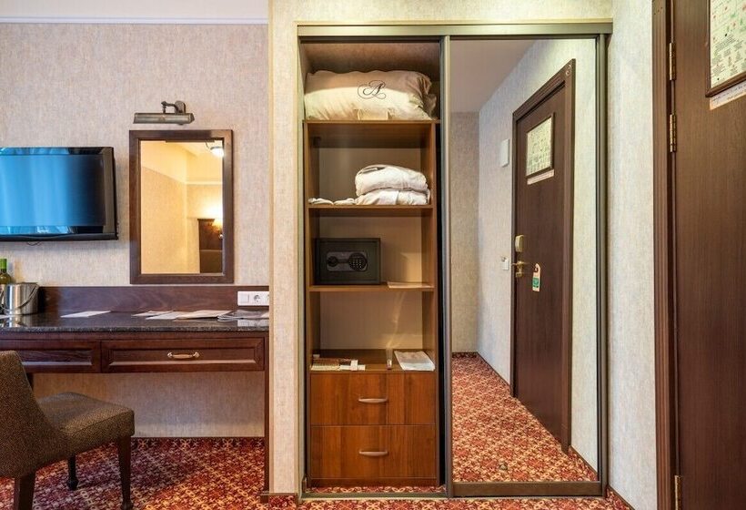 חדר ביזנס, Attache