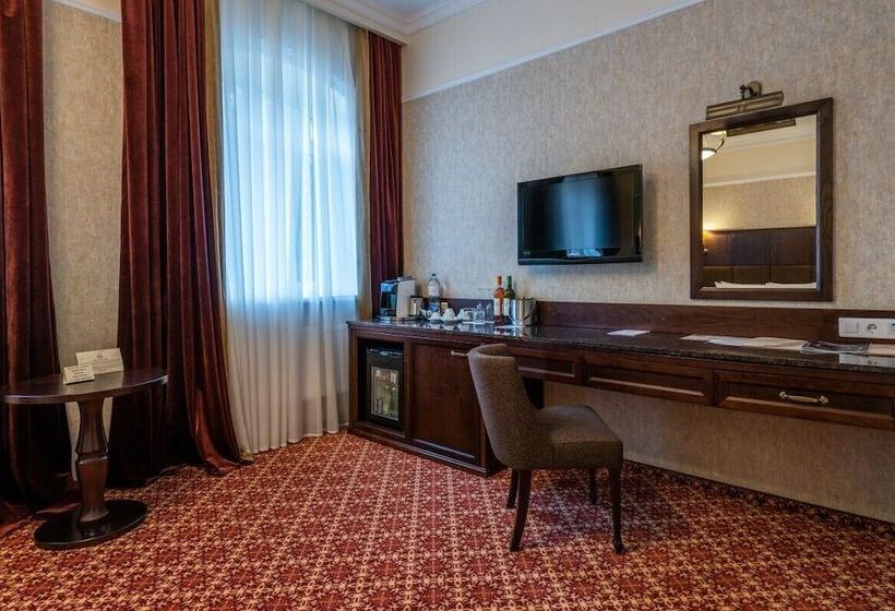 חדר ביזנס, Attache