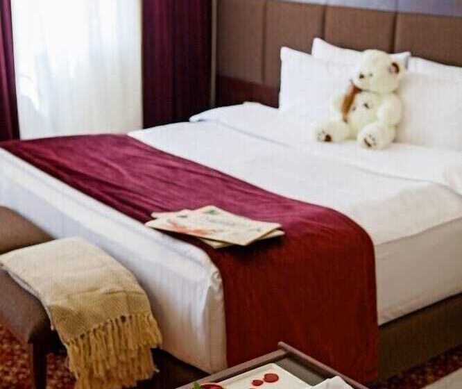 חדר ביזנס, Attache