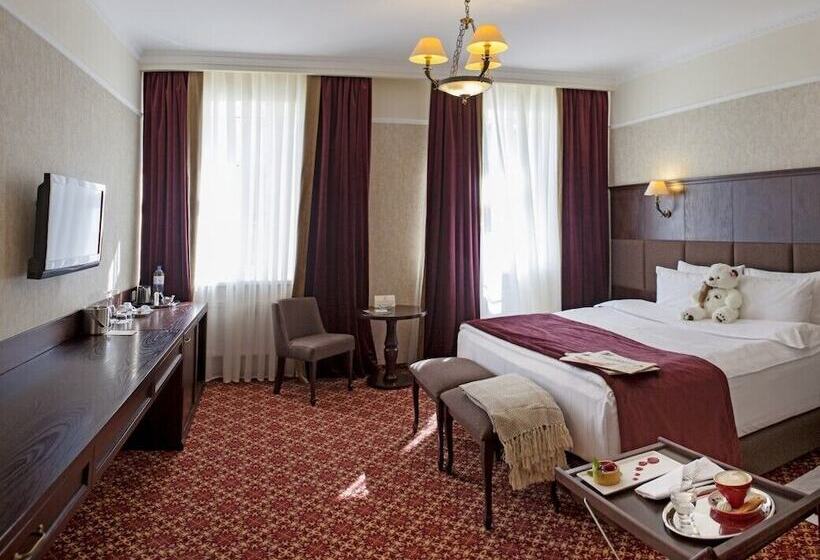 חדר ביזנס, Attache