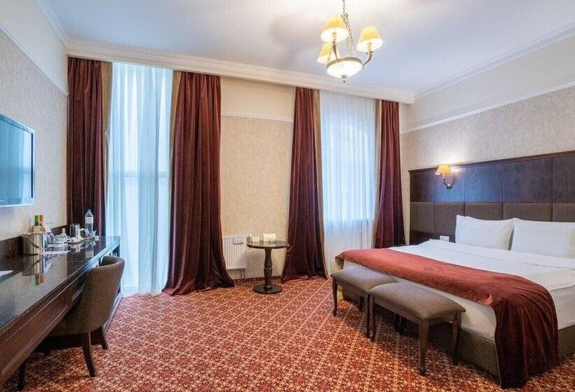 חדר ביזנס, Attache