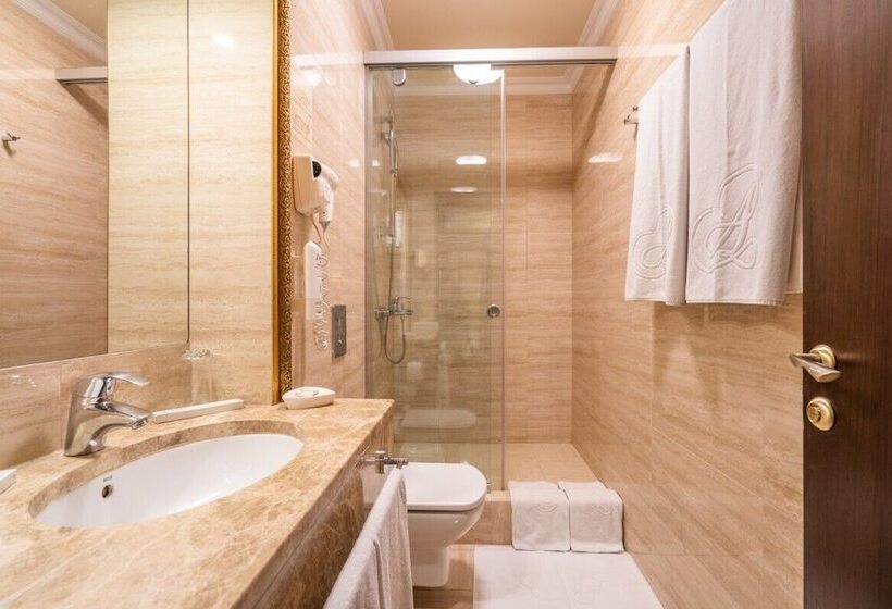 חדר סטנדרט, Attache