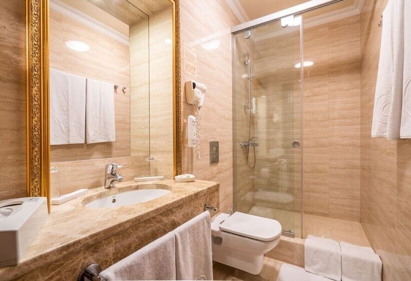 חדר סטנדרט, Attache