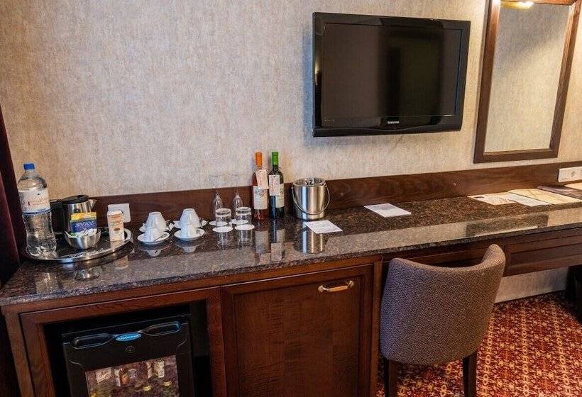 חדר סטנדרט, Attache