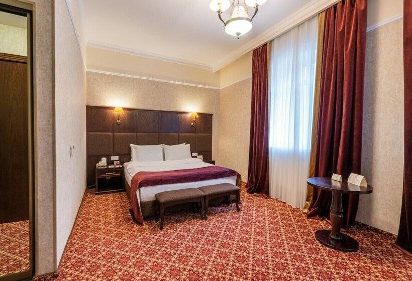 חדר סטנדרט, Attache