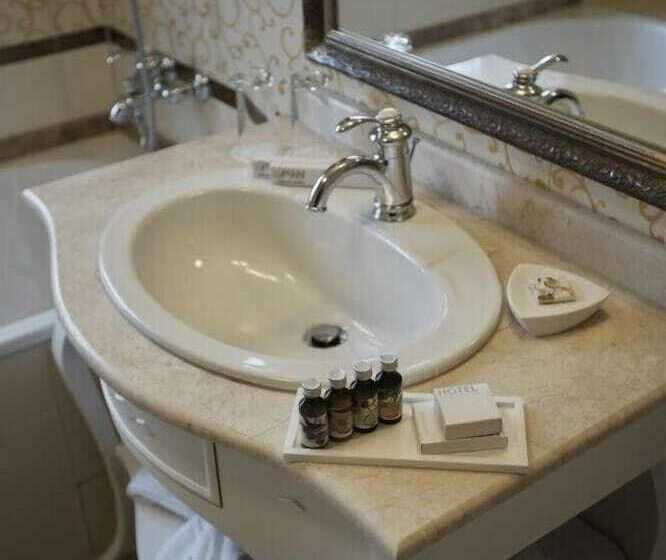 חדר סטודיו סטנדרד, Attache