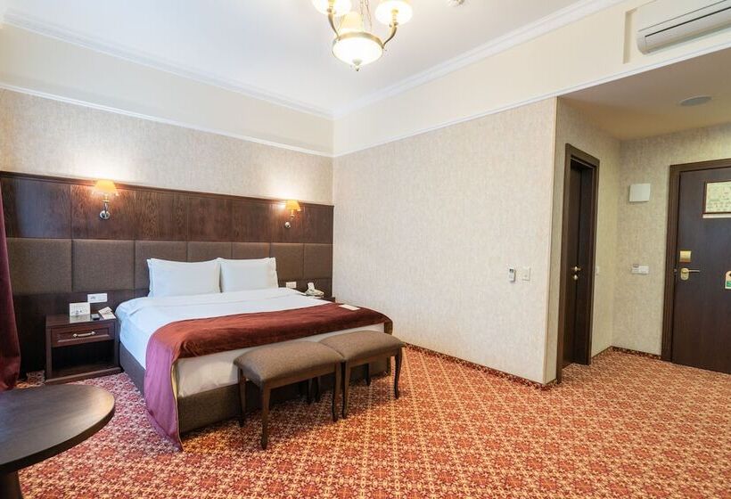 חדר ביזנס, Attache