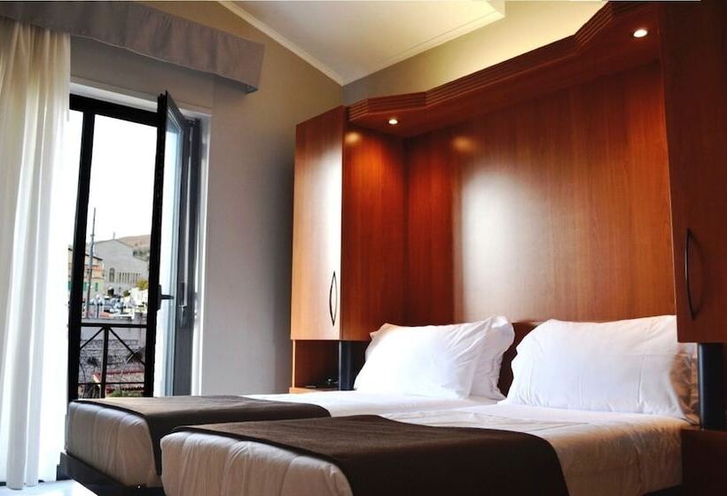 Economy Triple Room, Colonne