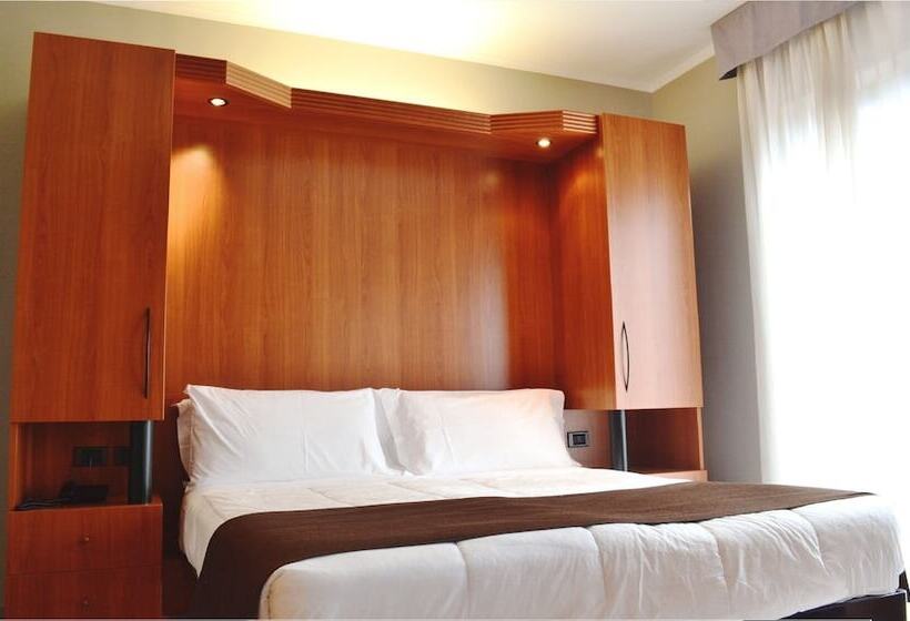 Economy Triple Room, Colonne