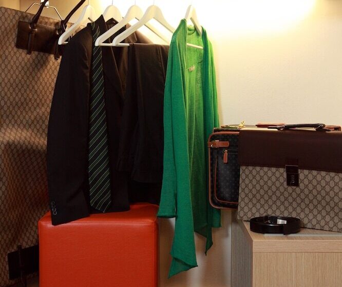 اتاق سوپریور سه تخته, Colonne