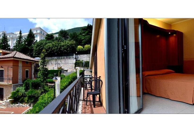 Economy Triple Room, Colonne