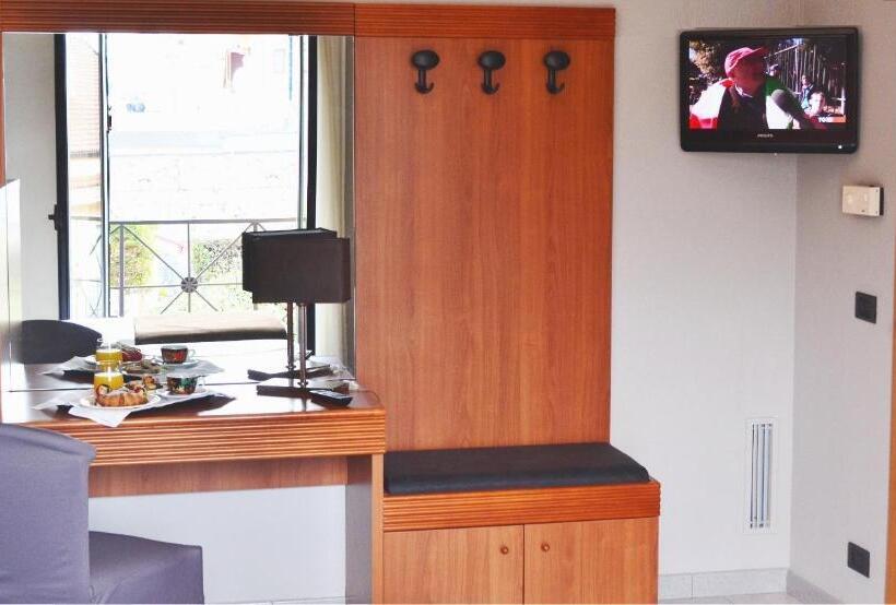 Economy Triple Room, Colonne