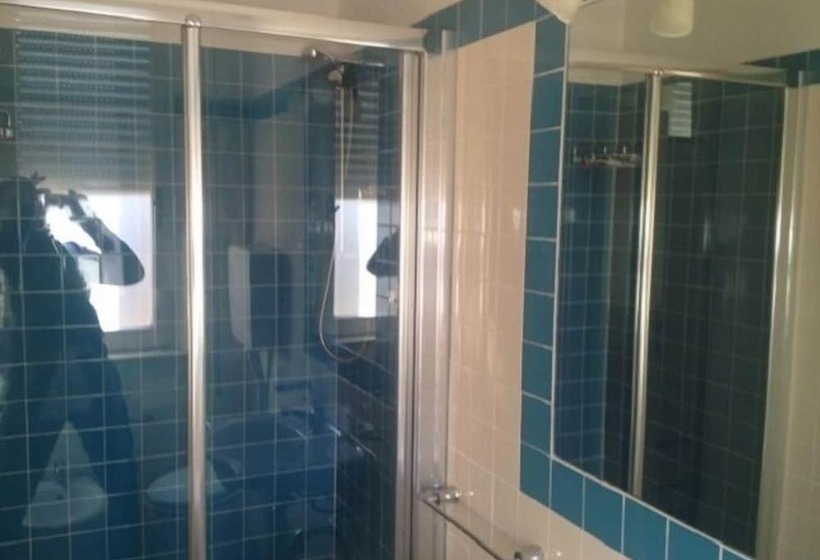 Economy Quadruple Room, Reale