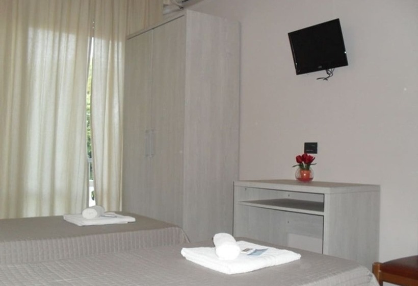 Economy Quadruple Room, Reale