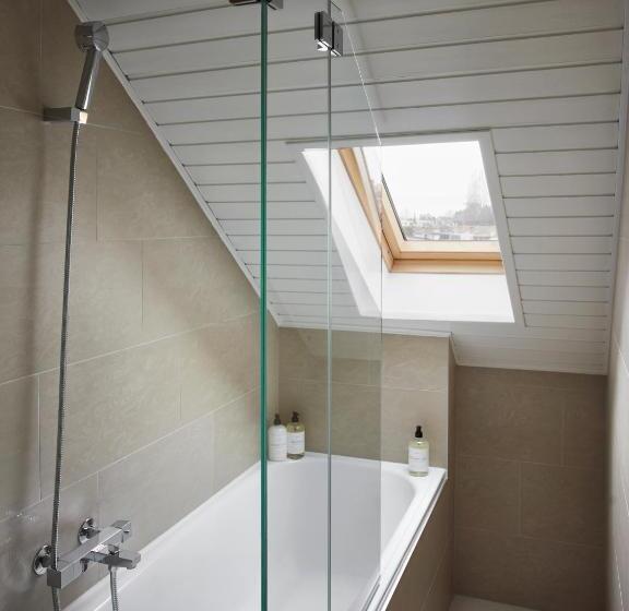 디럭스 스튜디오, Base Lausanne