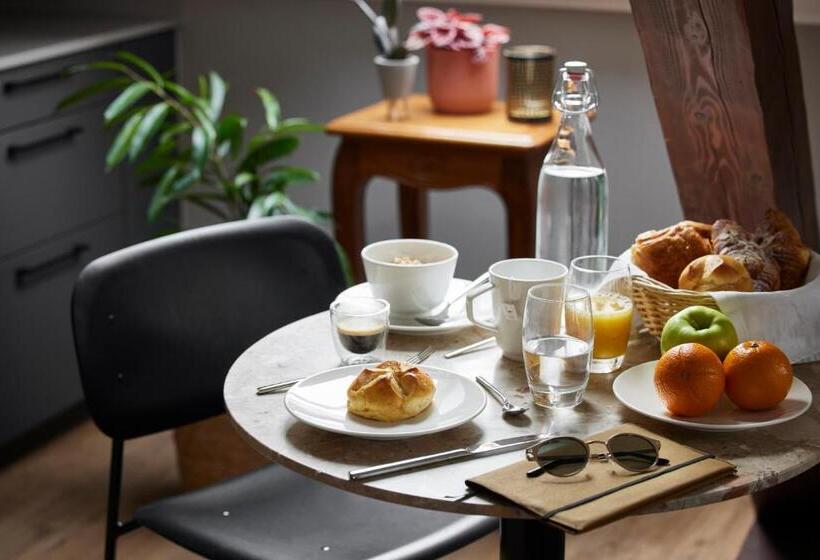 디럭스 스튜디오, Base Lausanne