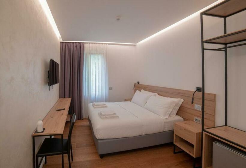 غرفة ديلوكس, Grandi 32