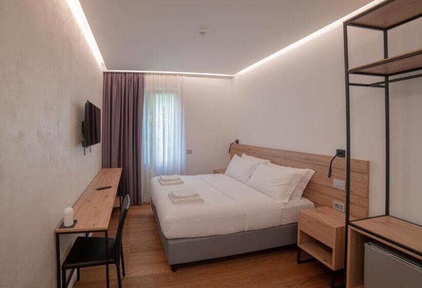 غرفة ديلوكس, Grandi 32