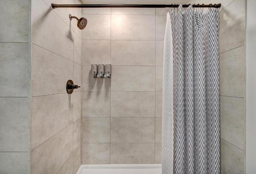 디럭스 룸, The Pad