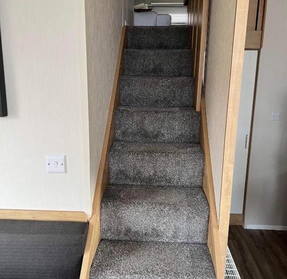 غرفة قياسية ثلاثية مزودة بتراس, Gulliver S Valley, M1, Jct 31