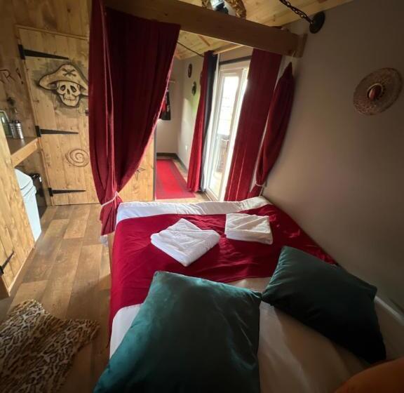 استودیو خانوادگی, Gulliver S Valley, M1, Jct 31