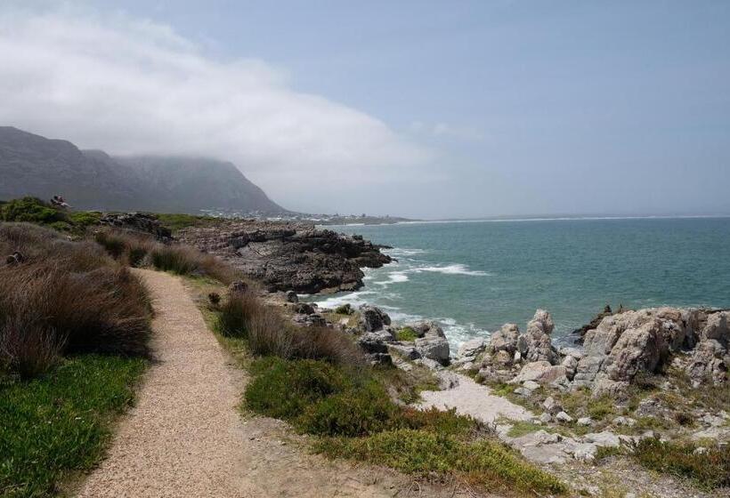 غرفة قياسية ثلاثية مزودة بشرفة, 325onmain