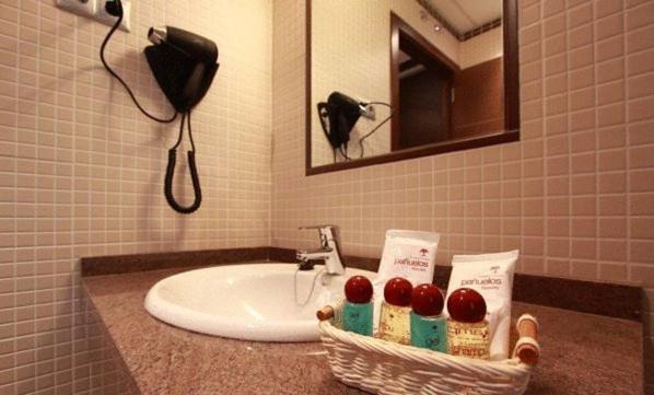 اتاق استاندارد سه نفره, Hostal Avenida Barajas