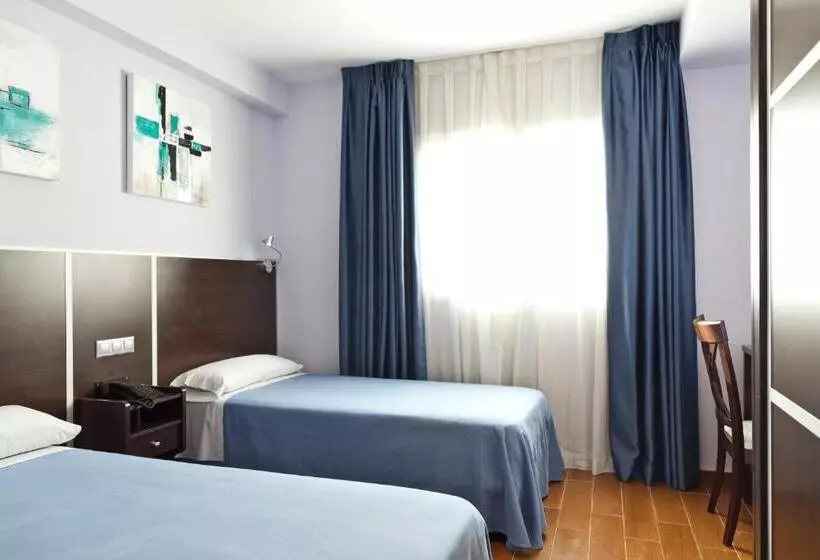 اتاق استاندارد سه نفره, Hostal Avenida Barajas