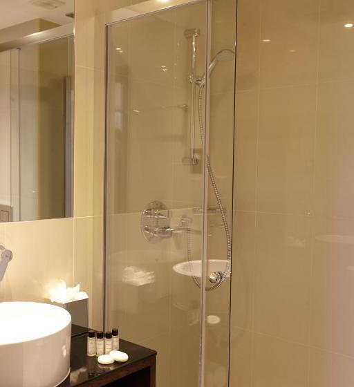 Четырехместный Номер Deluxe, Park Grand Heathrow