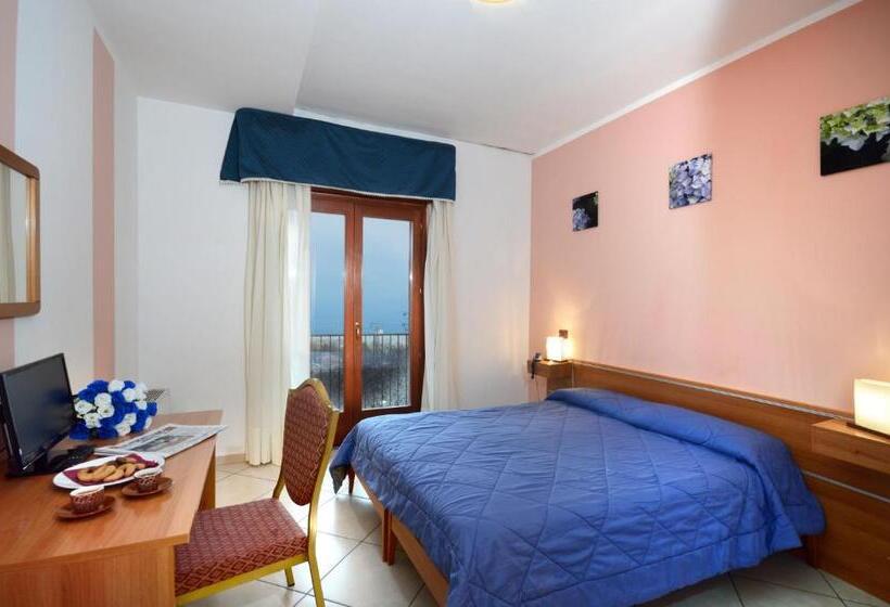 스탠다드 트리플 발코니 룸, Royal Hotel Montevergine