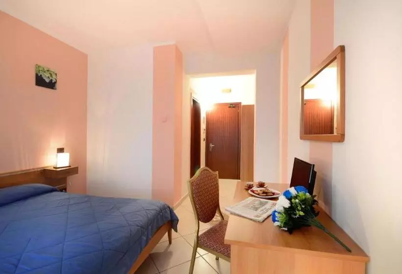 スタンダード4人部屋, Royal Hotel Montevergine