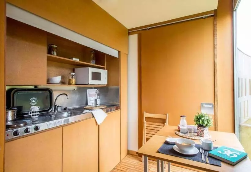 ルームシェアのワンベッド, Residencia Universitaria O Castro