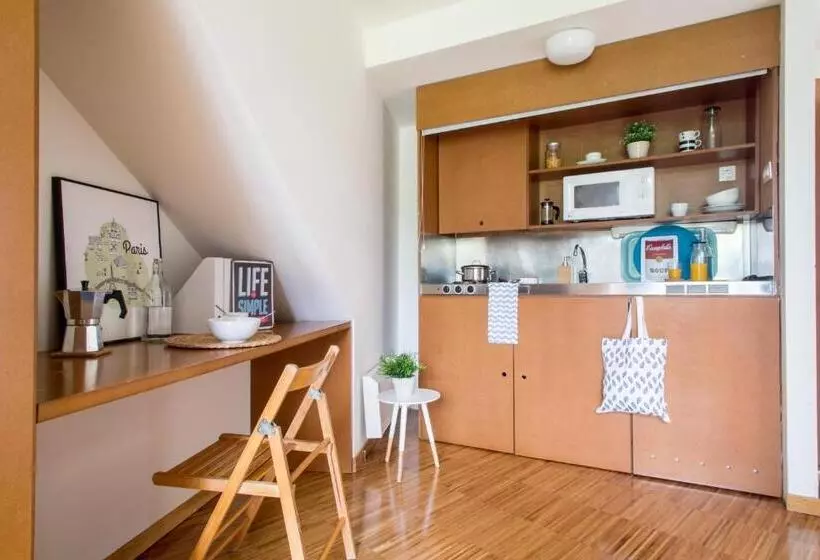 スタンダードスタジオ, Residencia Universitaria O Castro