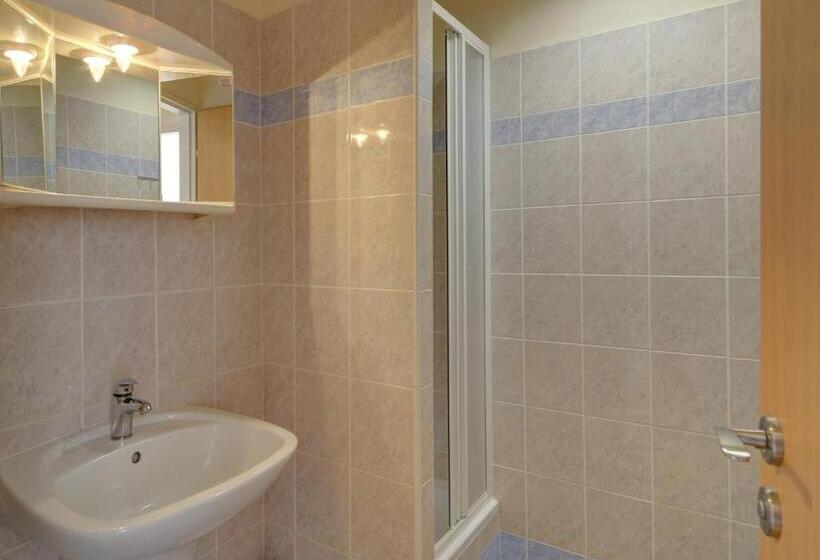 Quarto Triplo Estandar Banheiro Compartilhado, Volha