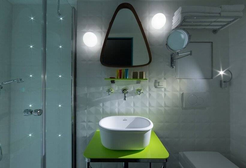 Camera Standard, Hôtel Crayon Rouge