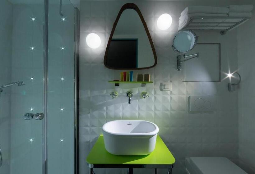 Camera Basic, Hôtel Crayon Rouge