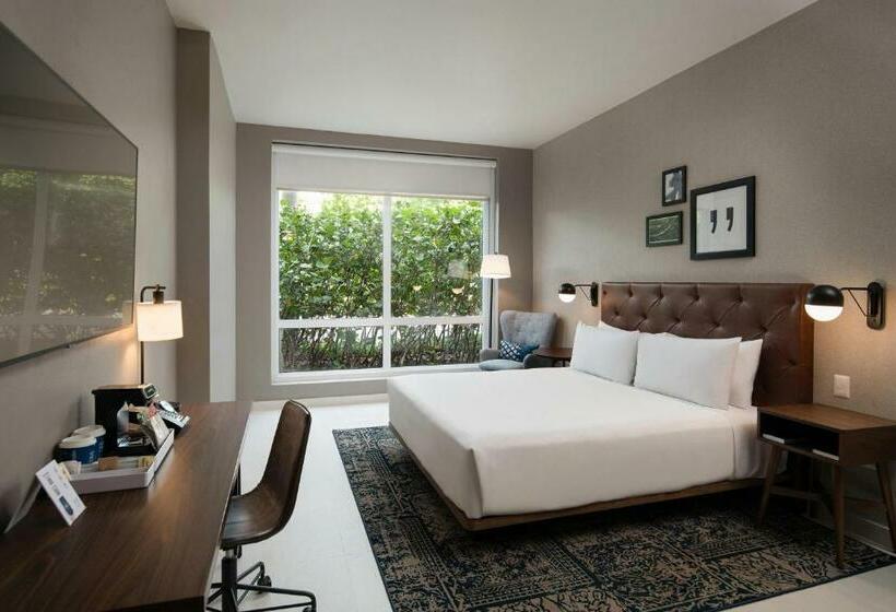 带大床的经典房间, Four Points By Sheraton