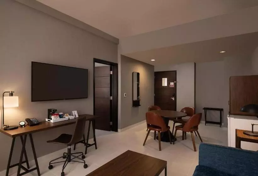 キングサイズベッドのスイートルーム, Four Points By Sheraton