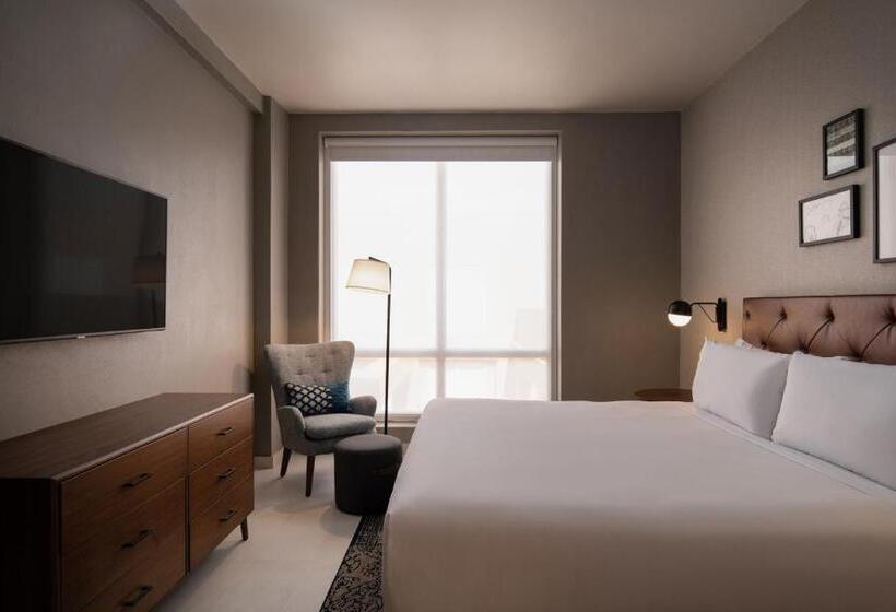 带大床的套房, Four Points By Sheraton